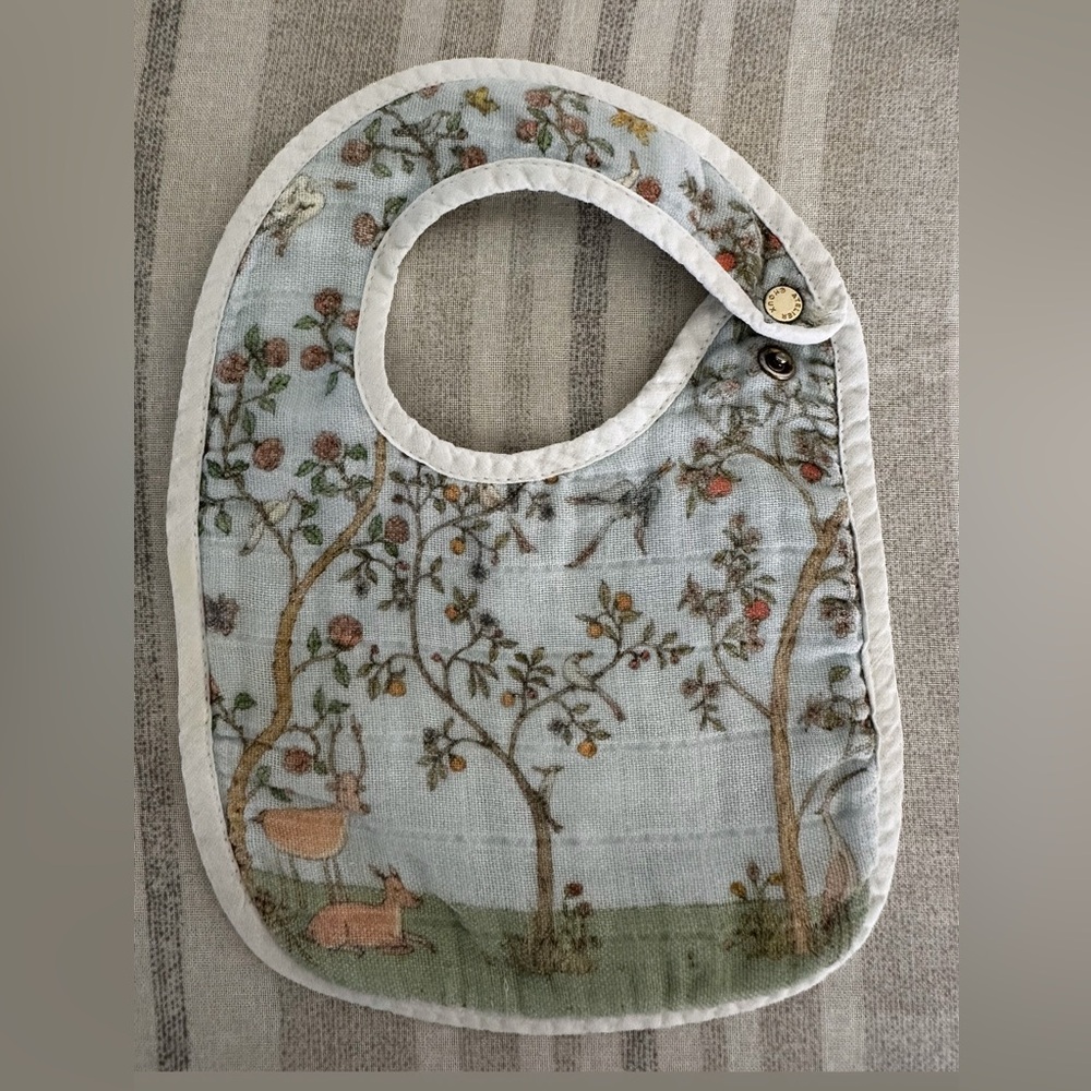 Atelier Choux baby bib, very cute, it’s a pre owned condition.